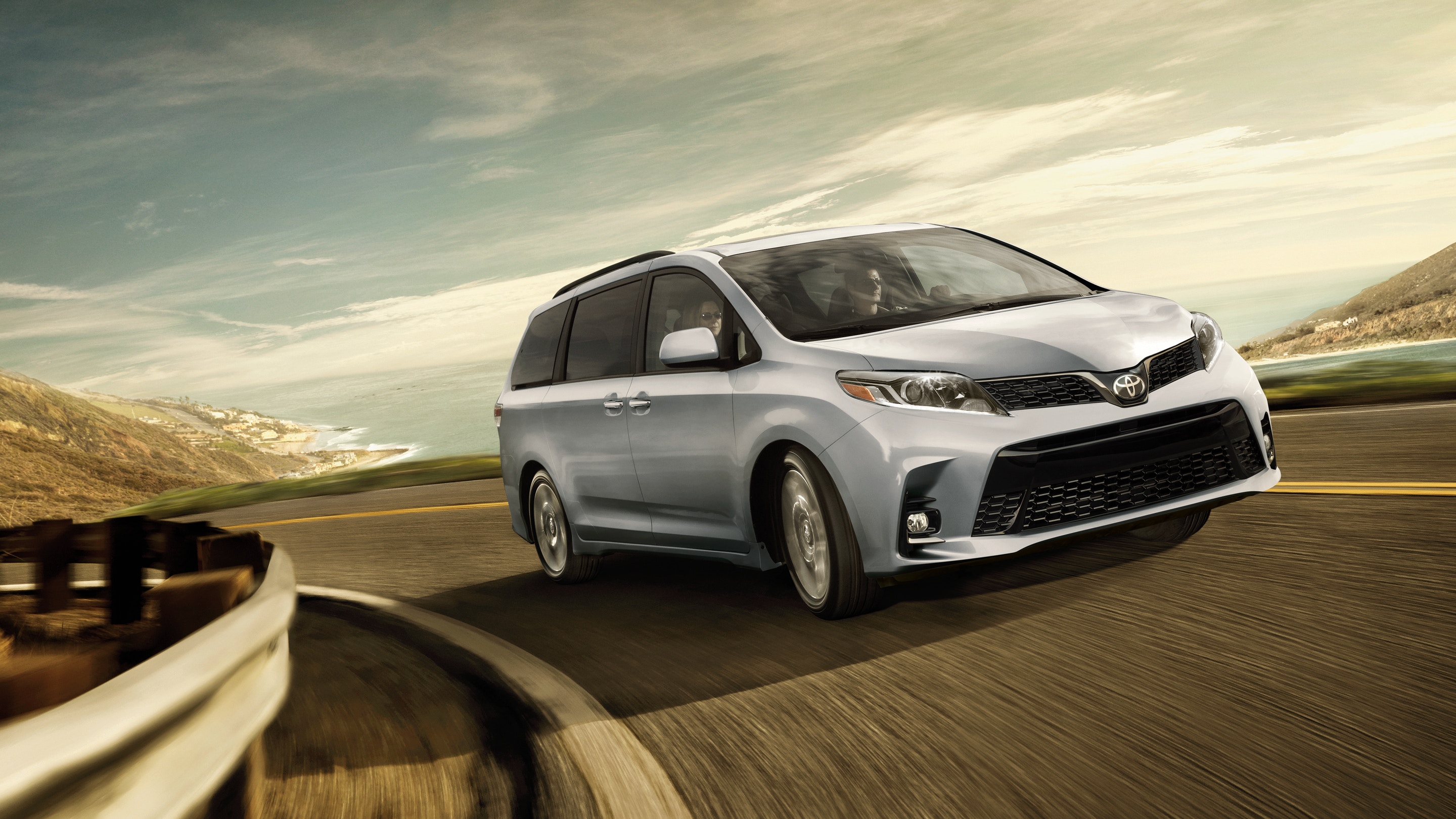 2018 Toyota Sienna Front Silver Exterior Picture